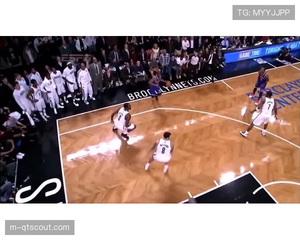 场边镜头：基德在战术板上画出复杂的“西班牙挡拆”变化，布置关键一攻